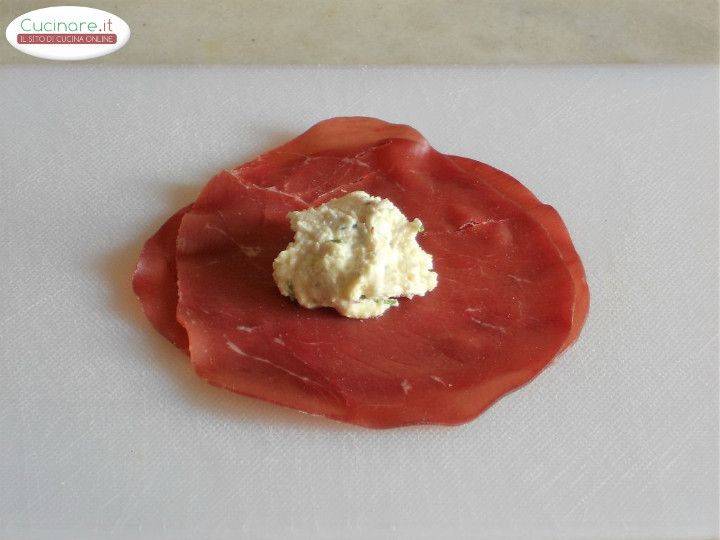 Bresaola farcita con Caprino piccante, Erba cipollina e Mentuccia preparazione 4